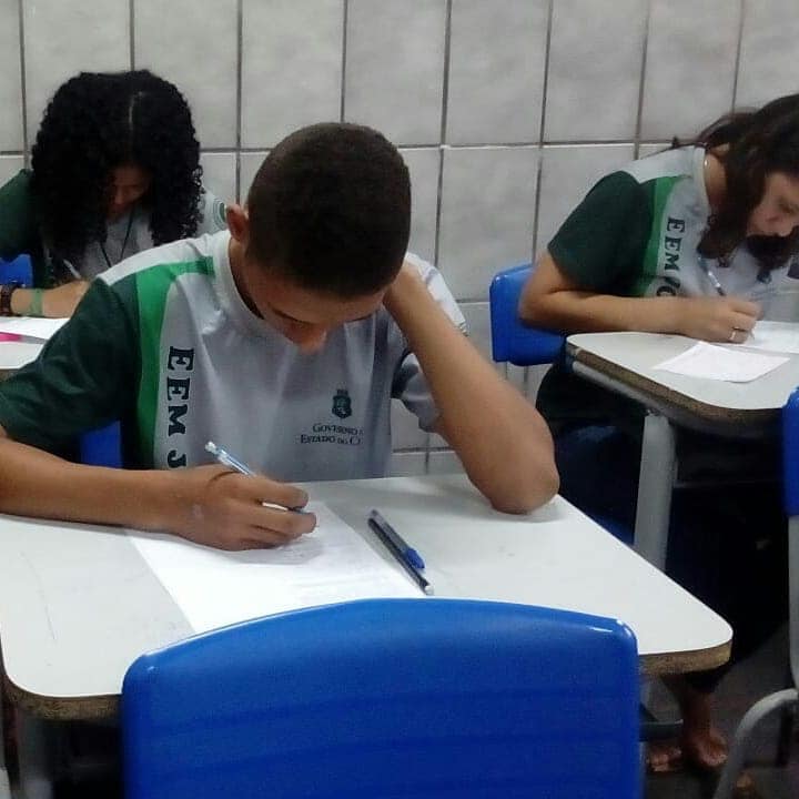 Escola suspende aulas presenciais após duas professoras testarem